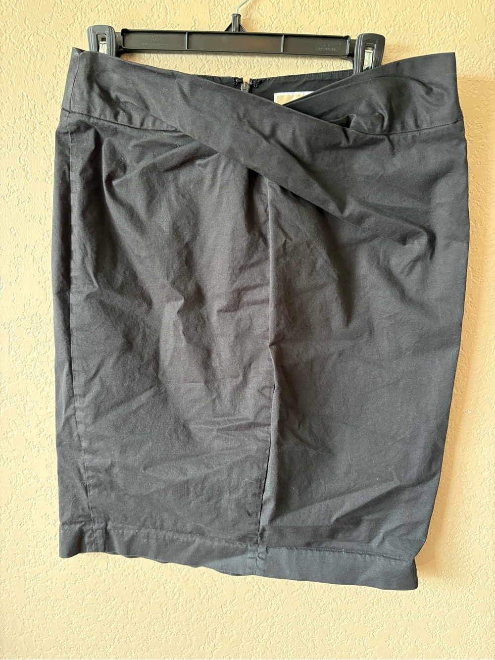 Michael Kors Size 8 Black Pencil Skirt Flattering Cross Waist Back Zip